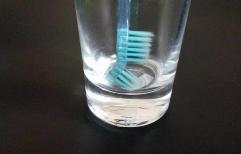 Don't rush to throw away your old toothbrush, this is a great cleaning tool