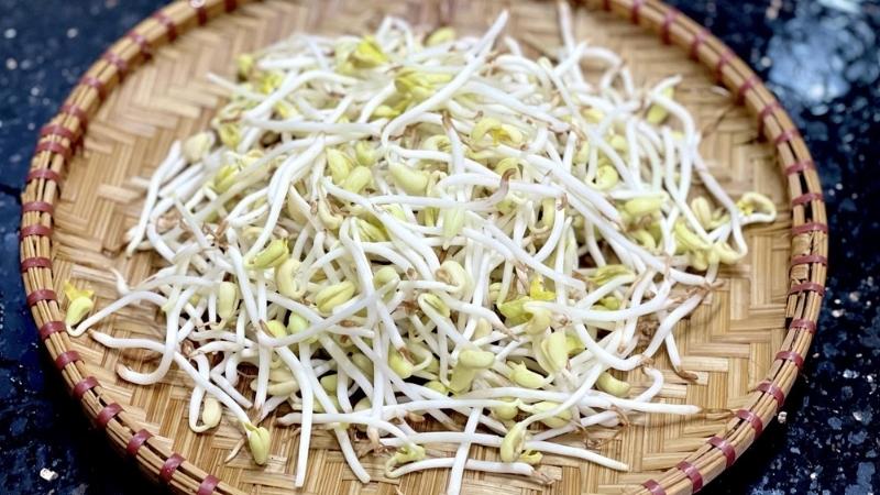 How to make bean sprouts with bamboo leaves and baskets