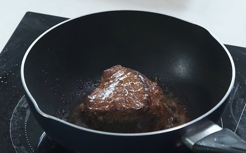 How to make beef steak with green pepper sauce, spicy spicy sauce