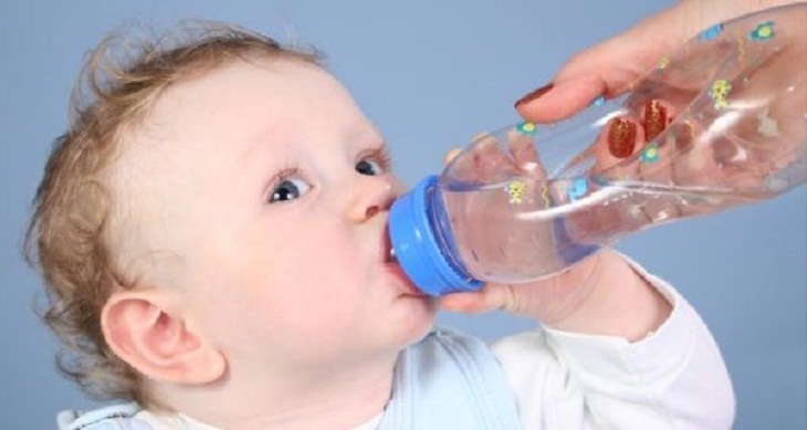 Parents should encourage their children to drink plenty of water