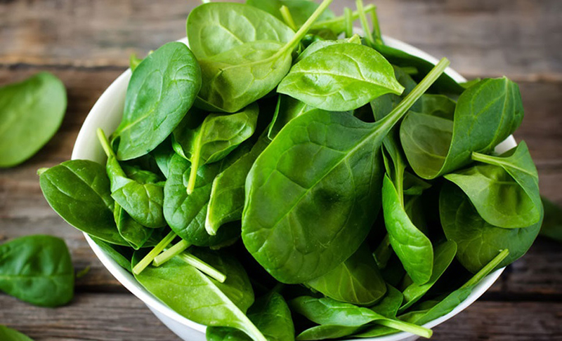 Spinach is not only rich in iron, but also contains natural folic acid that helps create chromosomes and regulate cell metabolism, and protects brain tissue during fetal development.