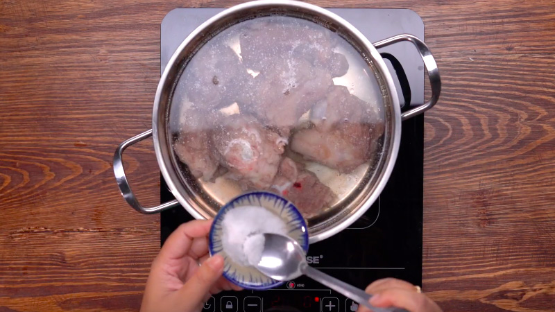 Prepare a pot of boiling water to break the pork bones