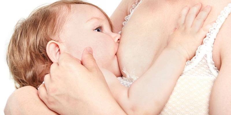 Breastfeeding helps your baby provide the necessary fluids and moisturizes the skin from the inside.