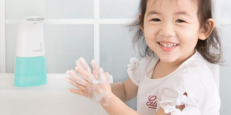 Teach children the habit of washing hands and feet before and after eating.