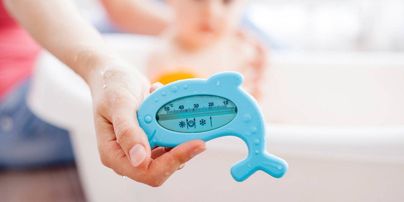 Bath water for newborns should be clean and have a temperature of about 32°C.