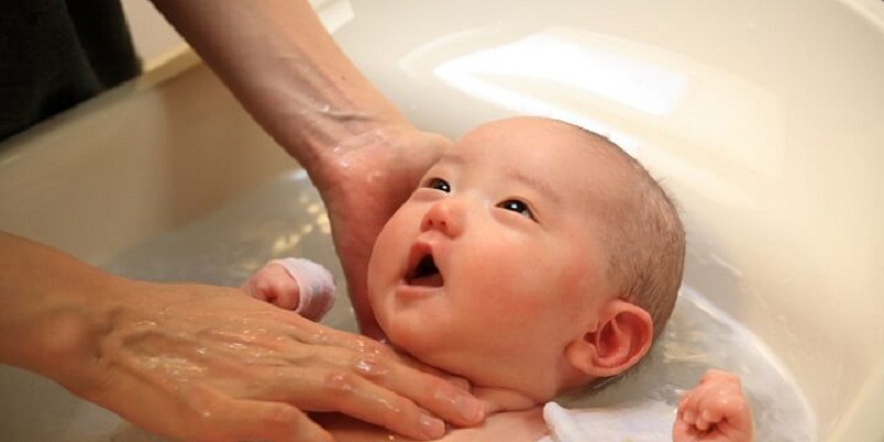 The best time to bathe a newborn is about 2 hours after feeding.