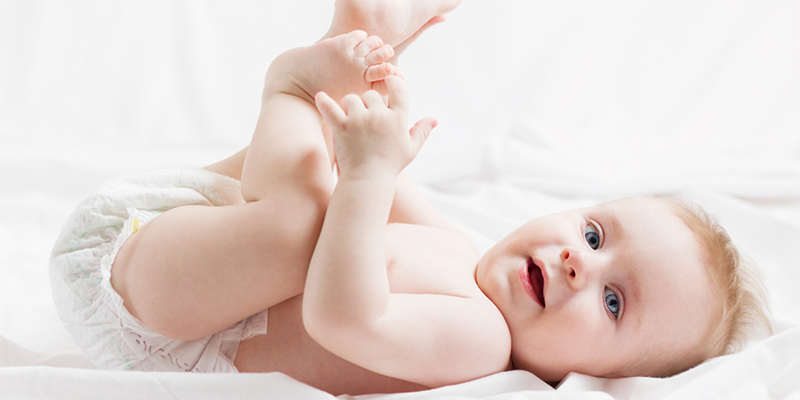 In fact, having a diaper rash means that the baby's skin is constantly wet, the heat and humidity is a good condition for bacteria in the baby's urine to grow, causing the baby to have a diaper rash.