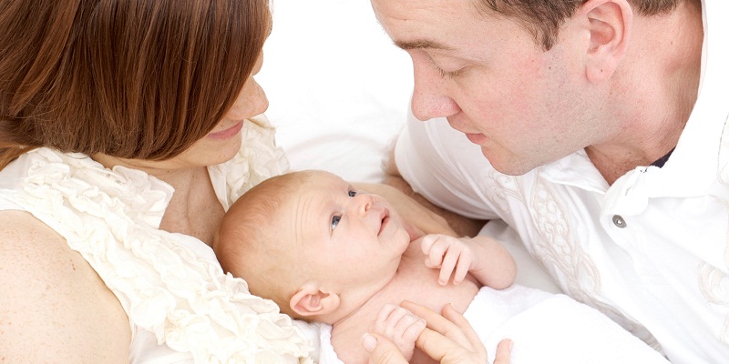 Baby massage is a time when parents spend time with their children, bonding family feelings.