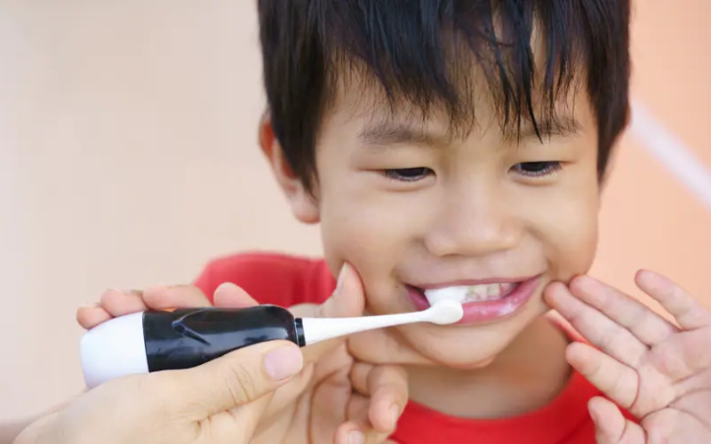 Children over 9 years old: Brush teeth like an adult