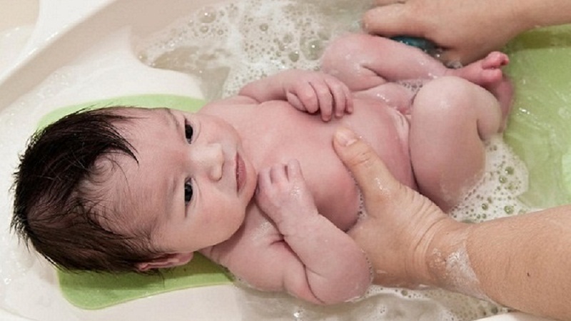 Note how to bathe your baby with leaves