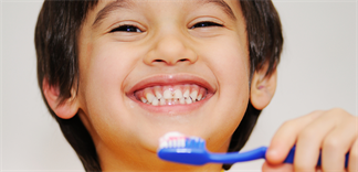 Teach children to brush their teeth and what mothers need to know