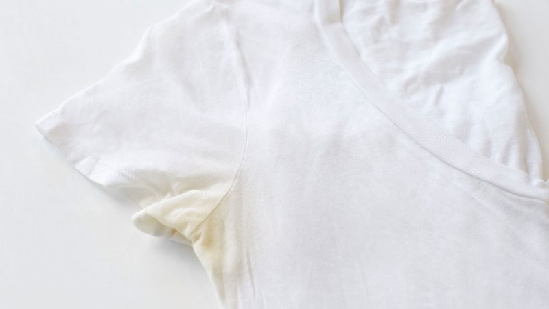 How to remove stains on colored clothes with vinegar