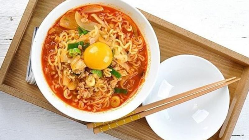 Cook egg noodles with tomatoes