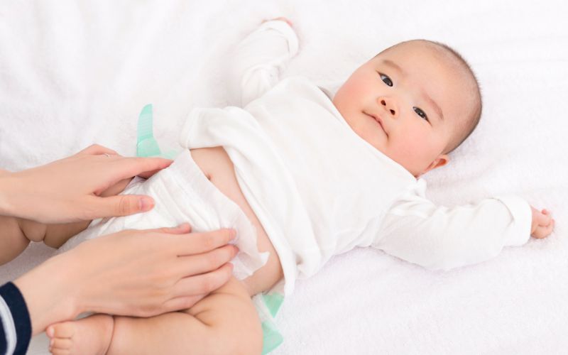 What do parents need to prepare before changing a newborn's diaper?