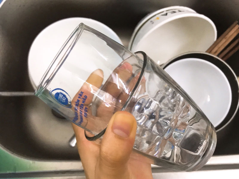 The trick to remove 2 glass cups that stick together is very simple