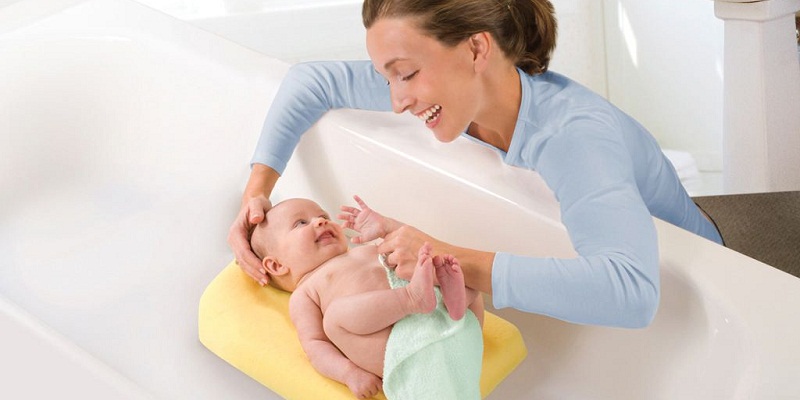 Newborn babies should be bathed in a warm, airtight room.