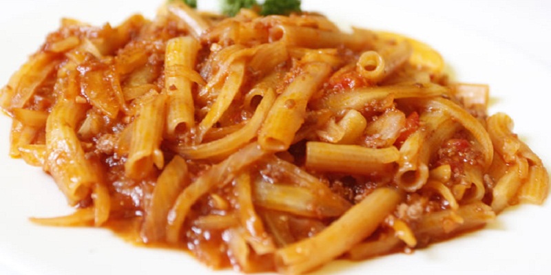 Stir-fried noodles with minced beef with tomato sauce