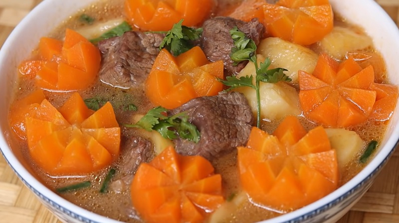 How to cook delicious beef stew with potatoes, never get bored