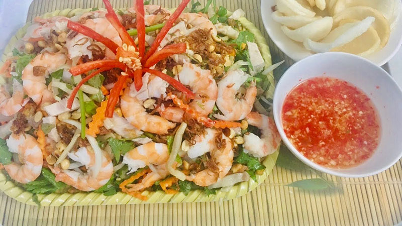 Lotus root salad with shrimp and meat 