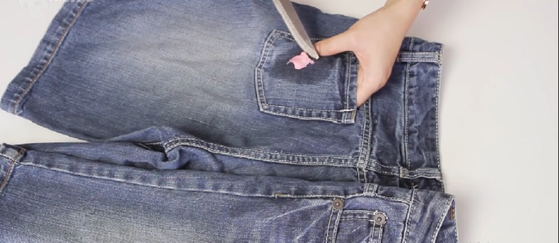 How to remove gum stuck on clothes with hand sanitizer