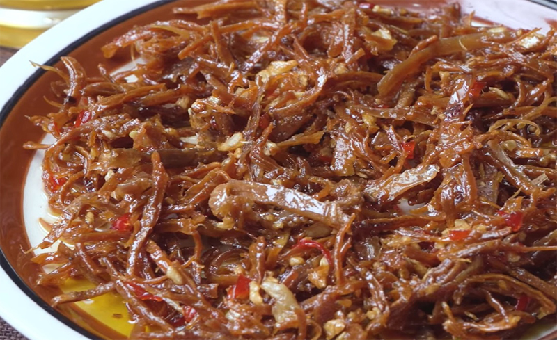 Dried squid with fish sauce