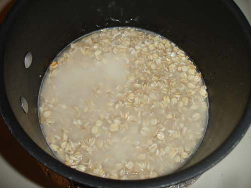 Cook oat porridge with cold water, low heat and do not cook for too long