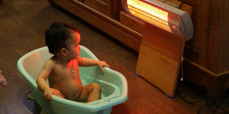 Do not turn on the heater for too long, especially in a small bathroom because it can easily cause fatigue and shortness of breath. Only turn on the heater for 5-10 minutes before bathing your baby.
