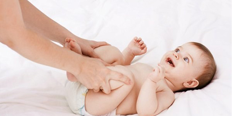 Should babies use diapers, are their legs bent when using diapers for a long time?-1