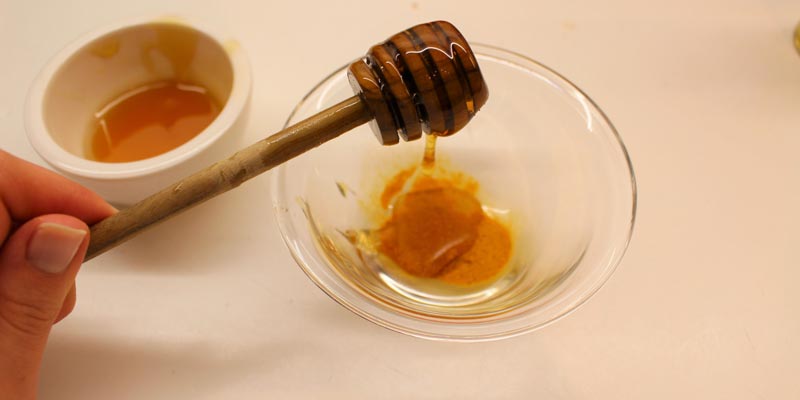 Take 1 tablespoon of sunflower seed oil, 1 tablespoon of honey and 2 tablespoons of coconut oil