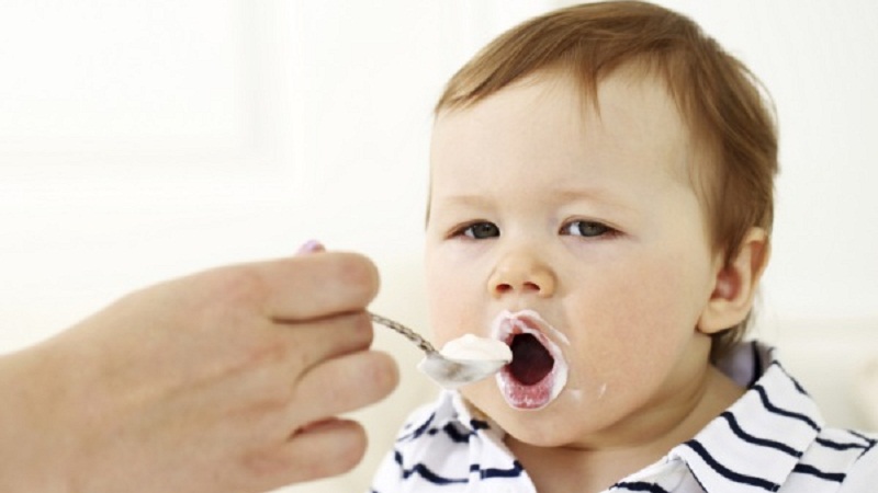 How to feed your baby with yogurt properly