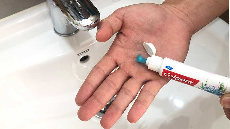 Use toothpaste to deodorize laundry detergent