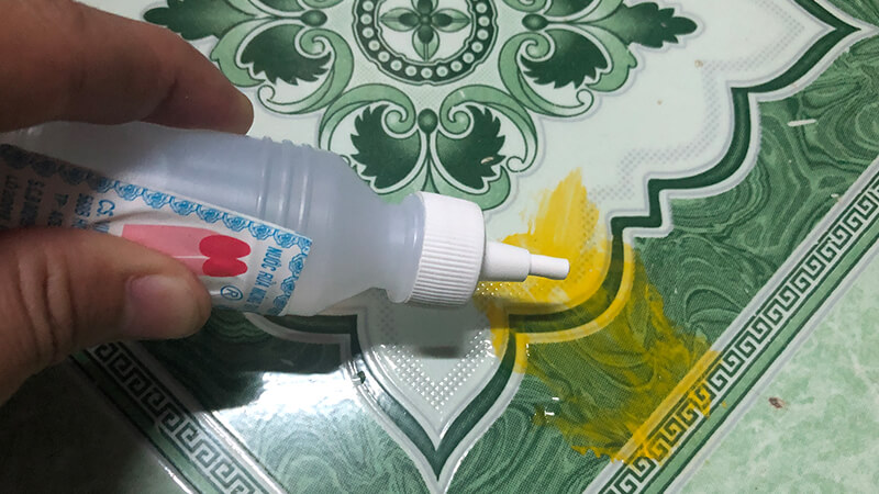 How to remove paint on the floor with nail polish remover